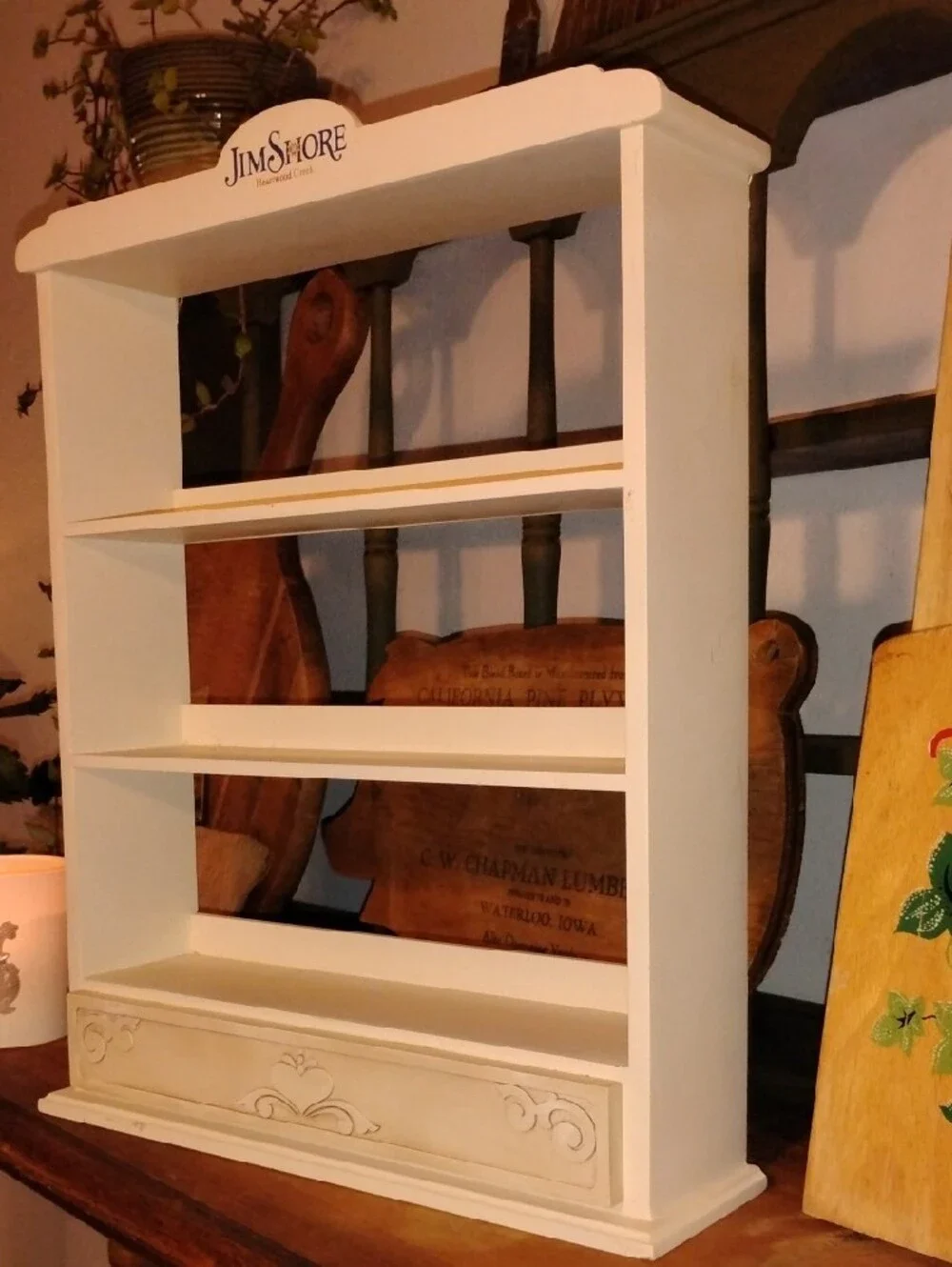 Jim Shore Cream Wooden Display Shelf with Carved Accents HEARTWOOD CREEK 2010